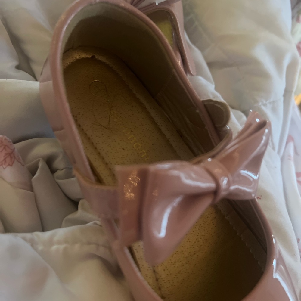 Elegant Pink Girl’s Patent Leather Mary Jane Bow Shoe. - Picture 4 of 7
